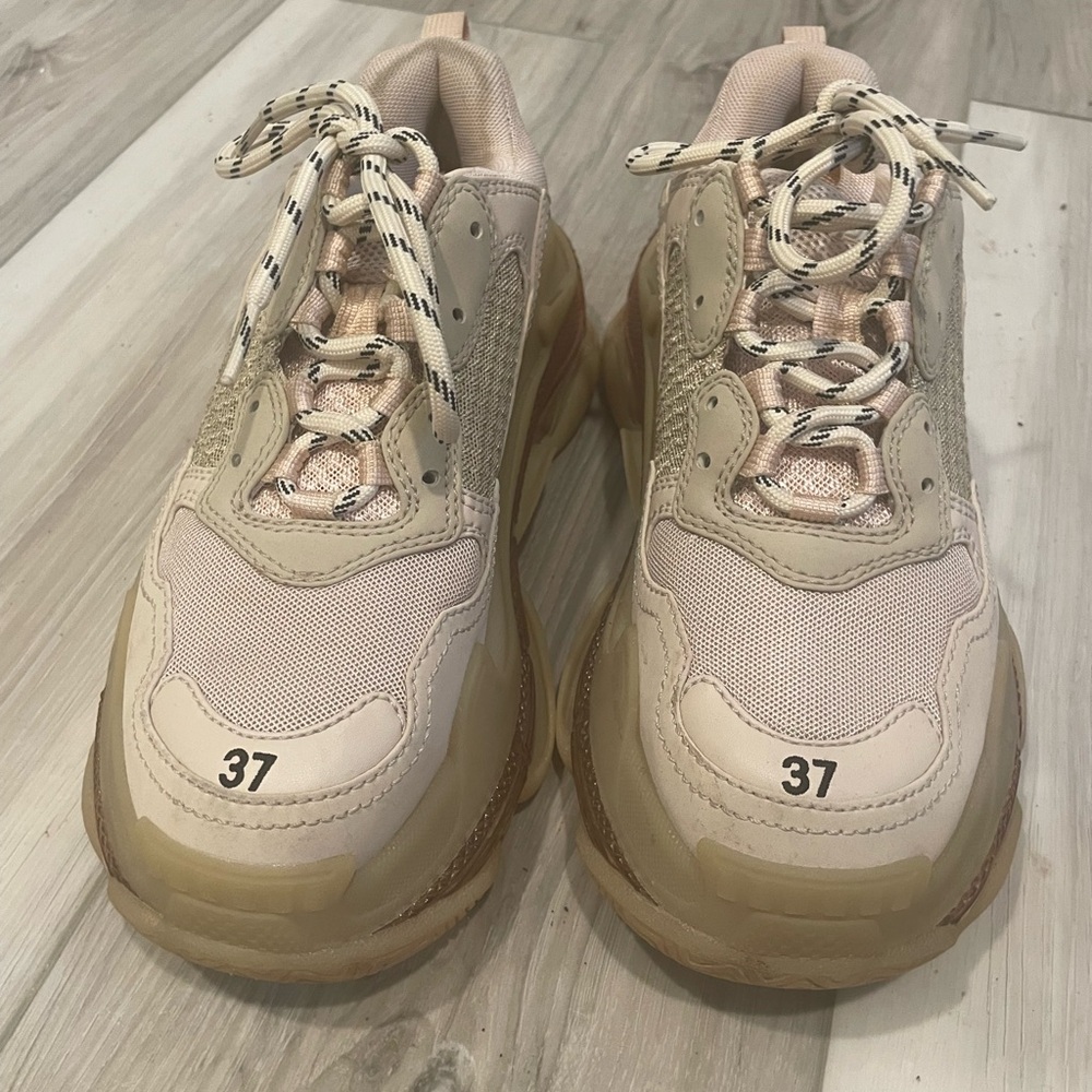 Balenciaga Triple S sneakers size 7

Good as new! Worn only once. - Picture 2 of 6